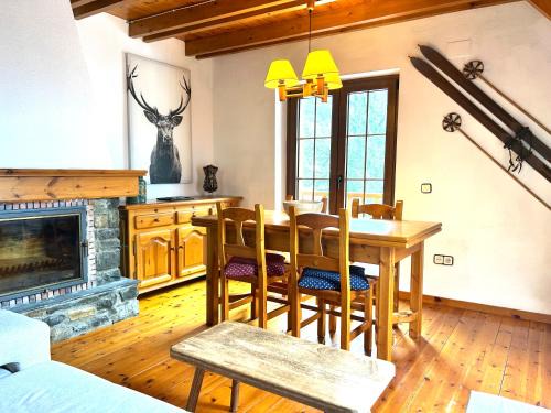Arties Appartement | Dúplex amb balcó i vistes a Arties by RURAL D'ÀNEU