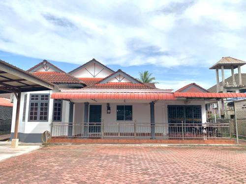 Kampung Raja Dagang Appartement | D'BALI HOMESTAY - Private Swimming Pool, NETFLIX, Internet Wifi ,Cuckoo, Internet Wifi , Dryer, Washing Machine, Aircond Setiap Bilik & Ruang Tamu
