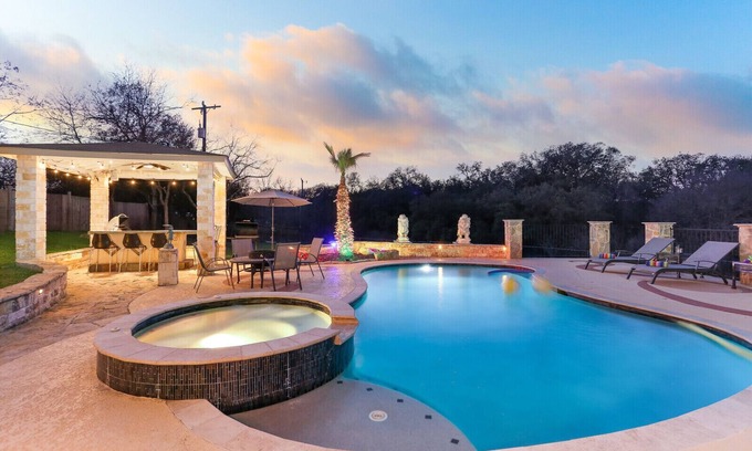 San Antonio Maison | D'Hidden Gem |Sleeps16 |Heated Pool, 5 acres