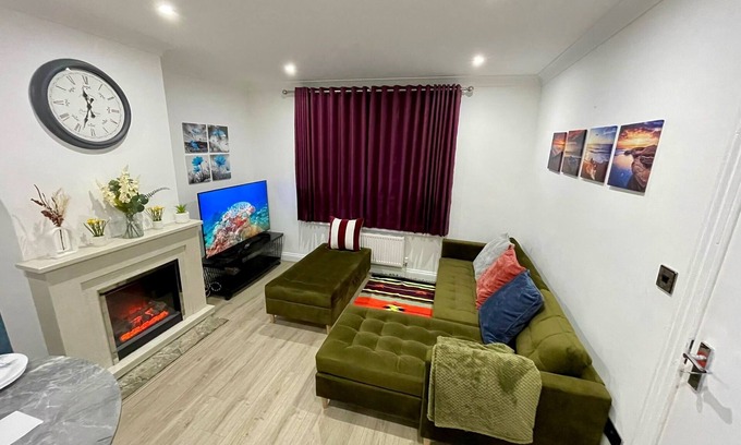 Becontree Maison | Dagenham 3-Beds, Sleeps 5, 12 min walk to Metro