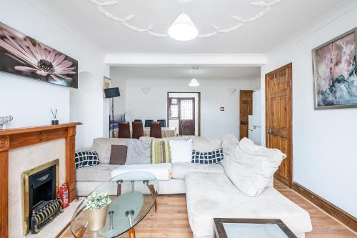 Parsloes Maison | Dagenham Self Catering 4BedHouse sleeps up to 8 with Free Wifi and Free Parking