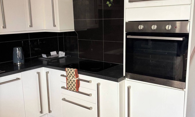Dagenham Maison | Dagenham - House - Sleeps 5 - Parking - 90ws