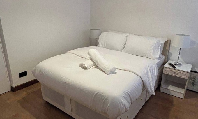 River Maison | Dagenham - House - Sleeps 5 - Parking - 90WS