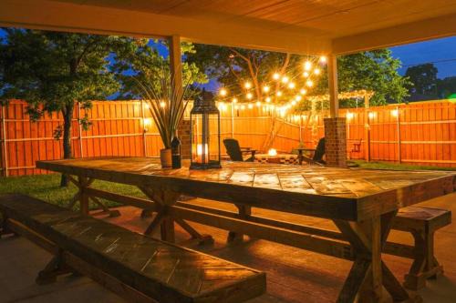 South Dallas - Fair Park Maison | Dallas 4BR Large yard w HOT TUB , Fire pit and basketball Hoop
