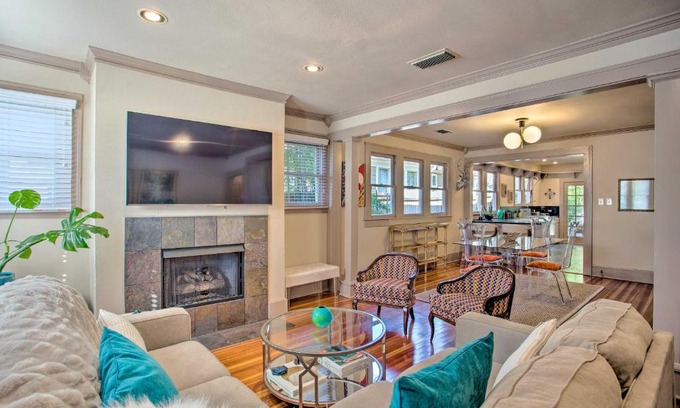 Lower Greenville Maison | Dallas Couples Retreat Walk to Lower Greenville!