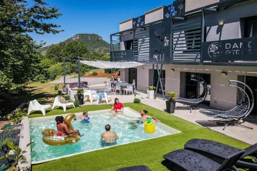 Mostuejouls Maison | DANDELION GITE SPA Gorges du Tarn piscine jacuzzi rivière vue exceptionnelle villa nature design