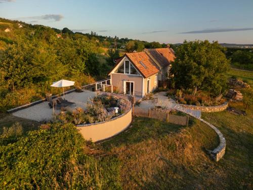 Kisapati Maison | Dandelion Szőlőliget Vendégház