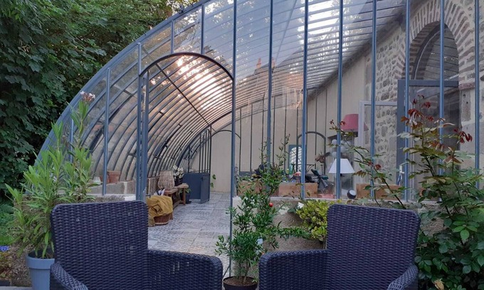 Bourbon-l'Archambault Maison | Dans le parc d' une villa Belle Epoque appartement atypique avec sa serre!