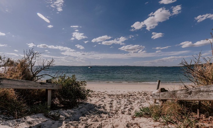 Port Stephens Council Appartement | Dante's Haven - Hop, Skip and a Jump to beach. Mid Week Stay Special now on.