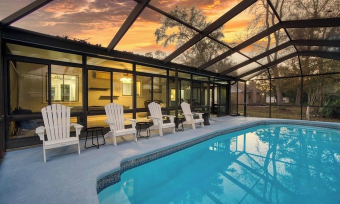 Southside Maison | ~Dapper Duck Sleeps 12 Heated Pool & Billiards~
