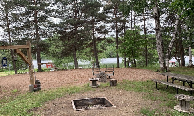Wilberforce Cottage | Dark Lake Family Getaway