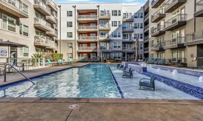 Richardson Appartement | Dashing 1BR Suite | Pool, Parking + Gym E