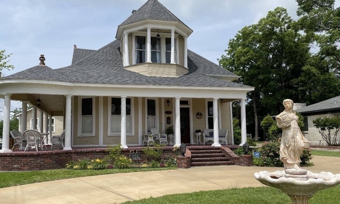 Sulphur Springs Maison | Davis Street Victorian - Steps away from Celebration Square !