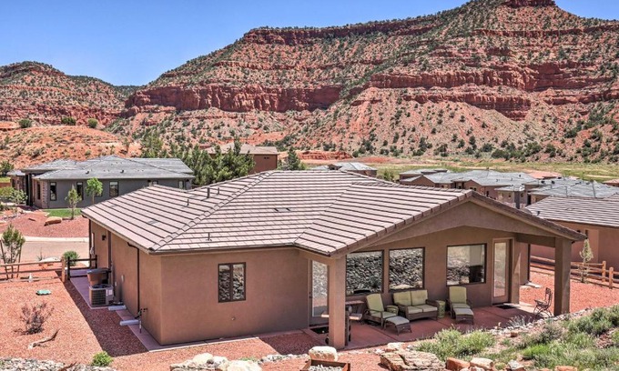 Kanab Maison | Day Trip to Zion Home with Fire Pit and Pool Access