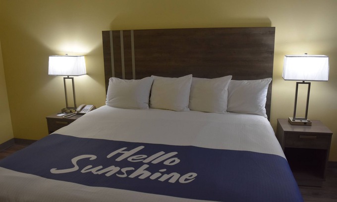 Peletier Hôtel | Days Inn by Wyndham Cape Carteret near Emerald Isle