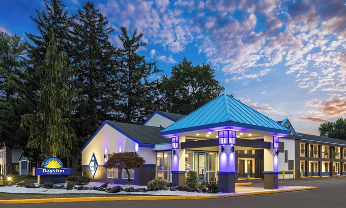 Colonie Hôtel | Days Inn & Suites by Wyndham Albany