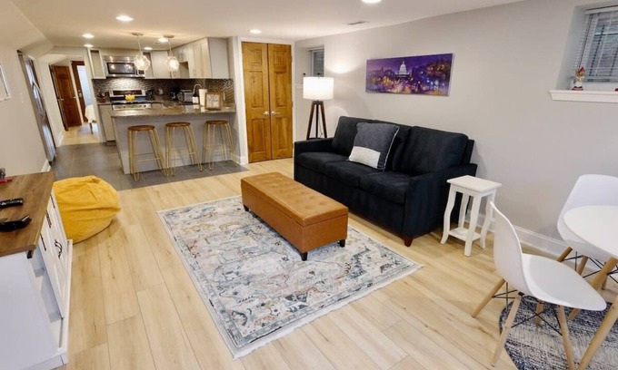 Near Northeast Appartement | D.C. Beckons! Darling Apt Sleeps 4