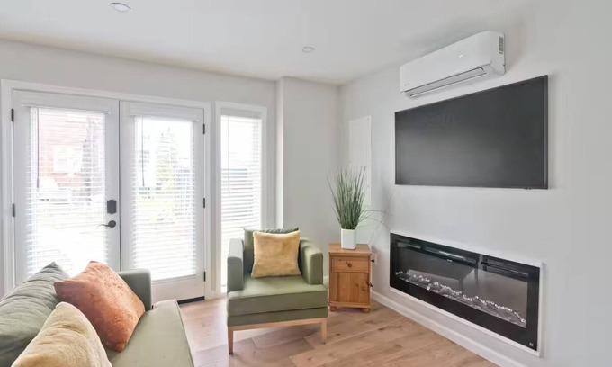 Northwest Cottage | DC Garden House - Bright & Modern 4-Person Unit near Metro
