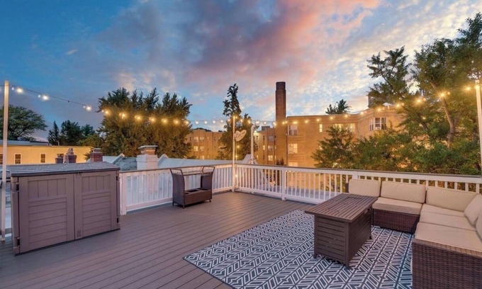 Mount Pleasant Maison | DC Rowhome + HUGE Roofdeck & Parking ✲ 4br - 3.5ba