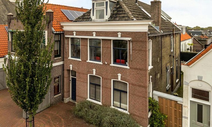 Lekkerkerk Appartement | De Kapiteinshut aan de rivier met XL ligbad en sauna