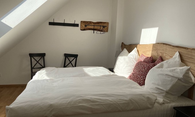 Lausnitz Appartement | Helle Dachgeschoßwohnung mit Kamin