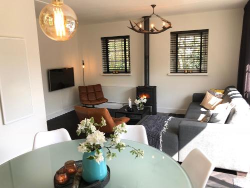 Lievelde Maison | De Lindenburg met privé hottub, sunshower, sauna, grote tuin met weidezicht en vrije ligging, 6-persoons