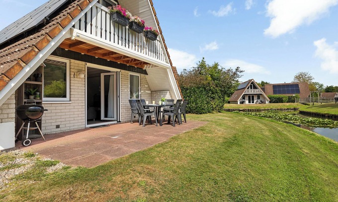 Den Velde Maison | De Steenhoeve - 6 pers. vacation home at fishpond on vacation park 't Hooge Holt