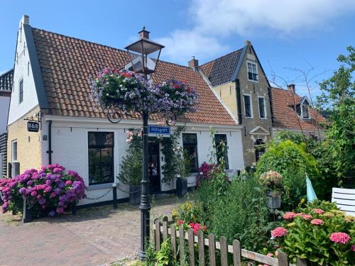 Grou Lit Et Petit-Déjeuner | De Thuiskamer in Grou als B&B of Vakantiehuis