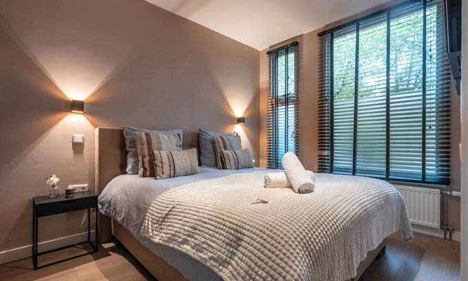 Amsterdam South Appartement | De Tulp Luxury in Leafy Amsterdam Zuid | Near Forest, Free Parking & Transit