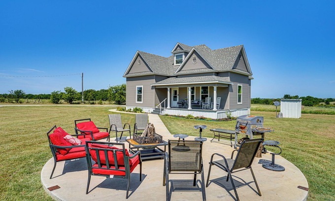 Rosston Maison | Decatur Farmhouse Getaway w/ Deck & Backyard