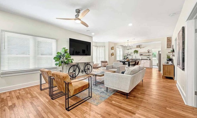 Siloam Springs Maison | Decca's Uptown Oasis