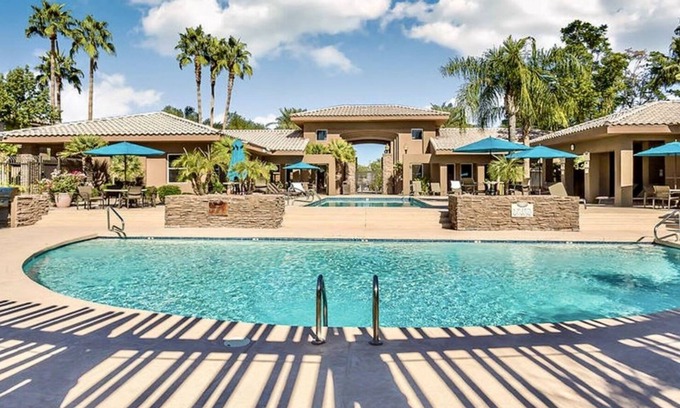 Paradise Valley Village Copropriété | DECEMBER HOLIDAY SPECIAL 5% off! Clean, Comfortable, King Condo in Kierland!