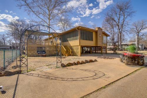 Tunica Maison | Deck and Fire Pit! Cabin Half-Mi to Tunica Lake