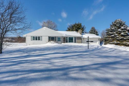West Eaton Maison | Deck and Fire Pit Cozy Escape in Morrisville!