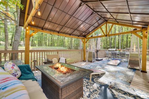 Albrightsville Maison | Deck and Fire Pits Immaculate Poconos Lodge!