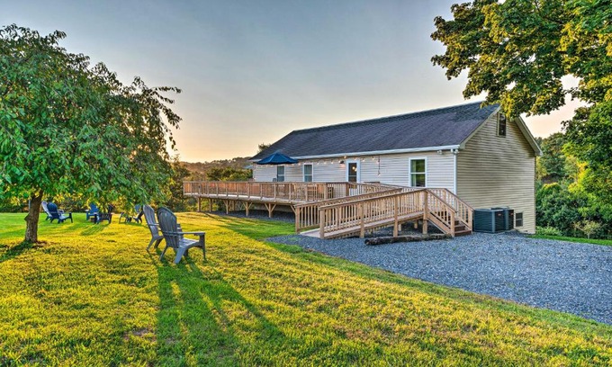 Rebuck Maison | Deck and Game Room Home in Pennsylvania Countryside