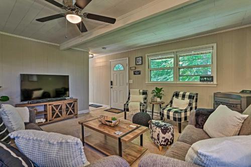 East Stroudsburg Maison | Deck and Gas Grill Modern East Stroudsburg Home!