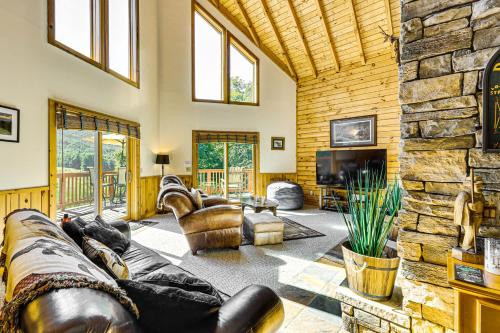 Mace Maison | Deck and Mtn Views Log Cabin By Snowshoe Mountain!