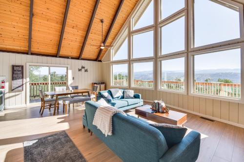 Yosemite Lakes Maison | Deck and Views Scenic Yosemite Lakes Retreat