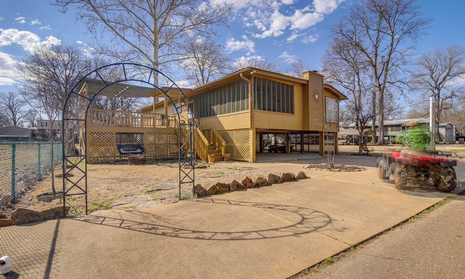 Tunica Cabine | Deck & Fire Pit! Cabin Half-Mi to Tunica Lake