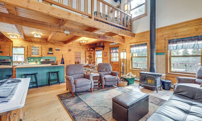 Black Hawk Cabine | Deck, Fire Pit & Grill: Log Cabin in Black Hawk