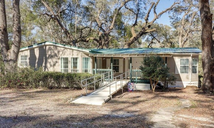 Boys Ranch Maison | Peaceful McAlpin Home on 5 Acres w/ Private Deck!