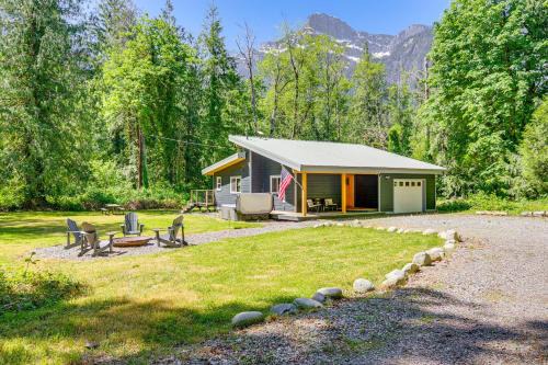 Gold Bar Maison | Deck, Hot Tub and Views Sleek Getaway in Index!