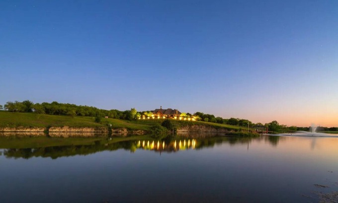 Venus Station Balnéaire | Deep in the Heart of Texas there is a pearl, The Pearl Ranch!