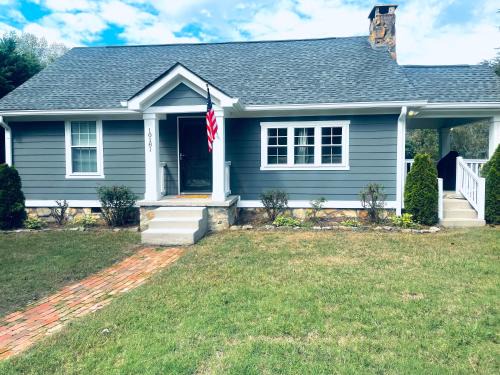 Lookout Mountain Maison | Deep Soak Tub, Waterfall Shower, Near Rock City!