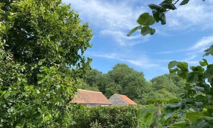 Alton Barnes Maison | Deer Barn -Luxury Barn Conversion, Private Garden!