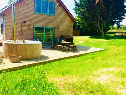 Westcott Maison | Deer Den timber clad cabin with hot tub, up private lane