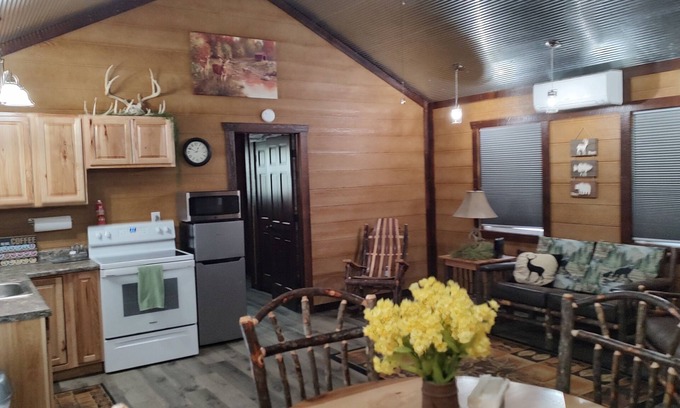 Peebles Cabine | Deer Lodge (Secluded in Amish Country and peaceful)