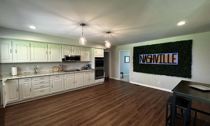 Green Hill Maison | Deer Run - 30 min to Nashville and near the Lake, 5 bedrooms & 3 Baths