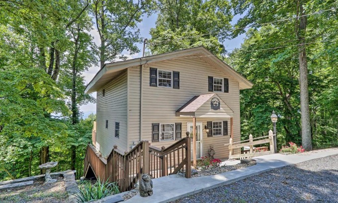 Walnut Mountain Maison | Deja View Cabin with Hot Tub Pets Welcome!